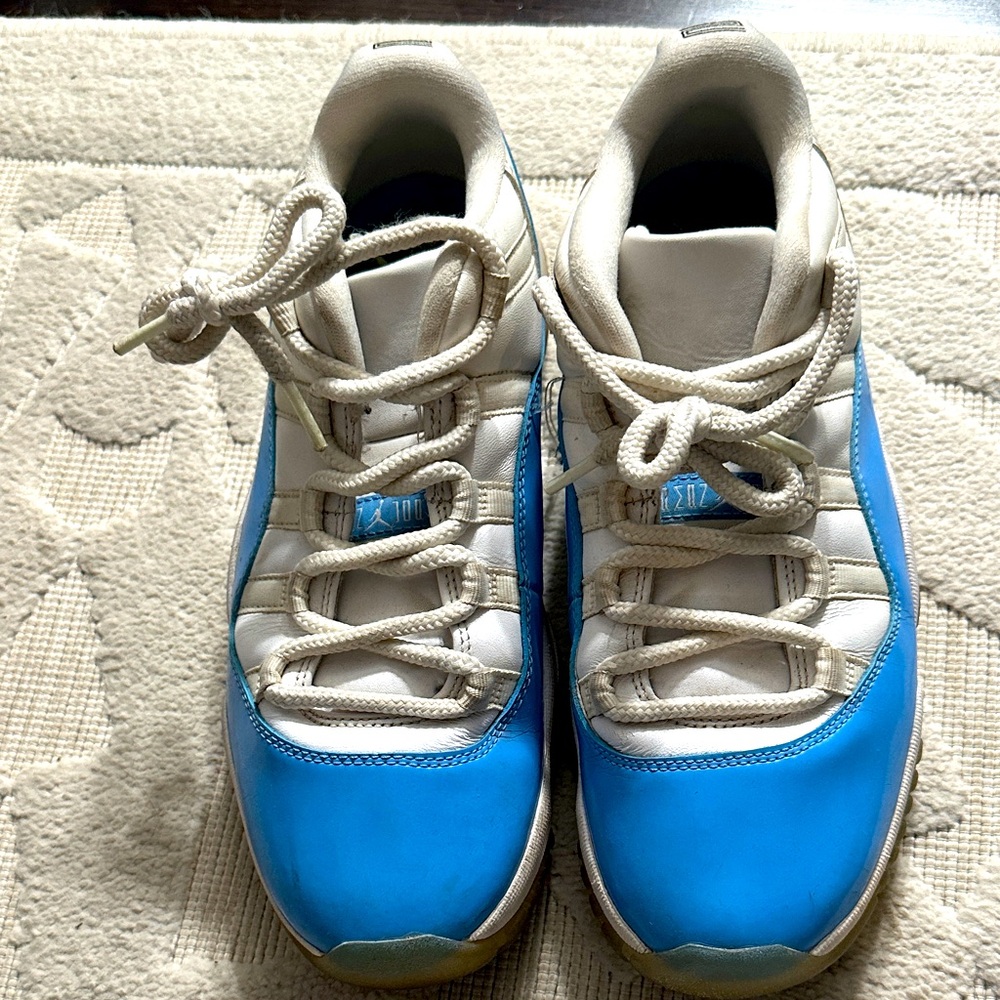 Men’s Jordan sneakers blue + white low tops size 8.5